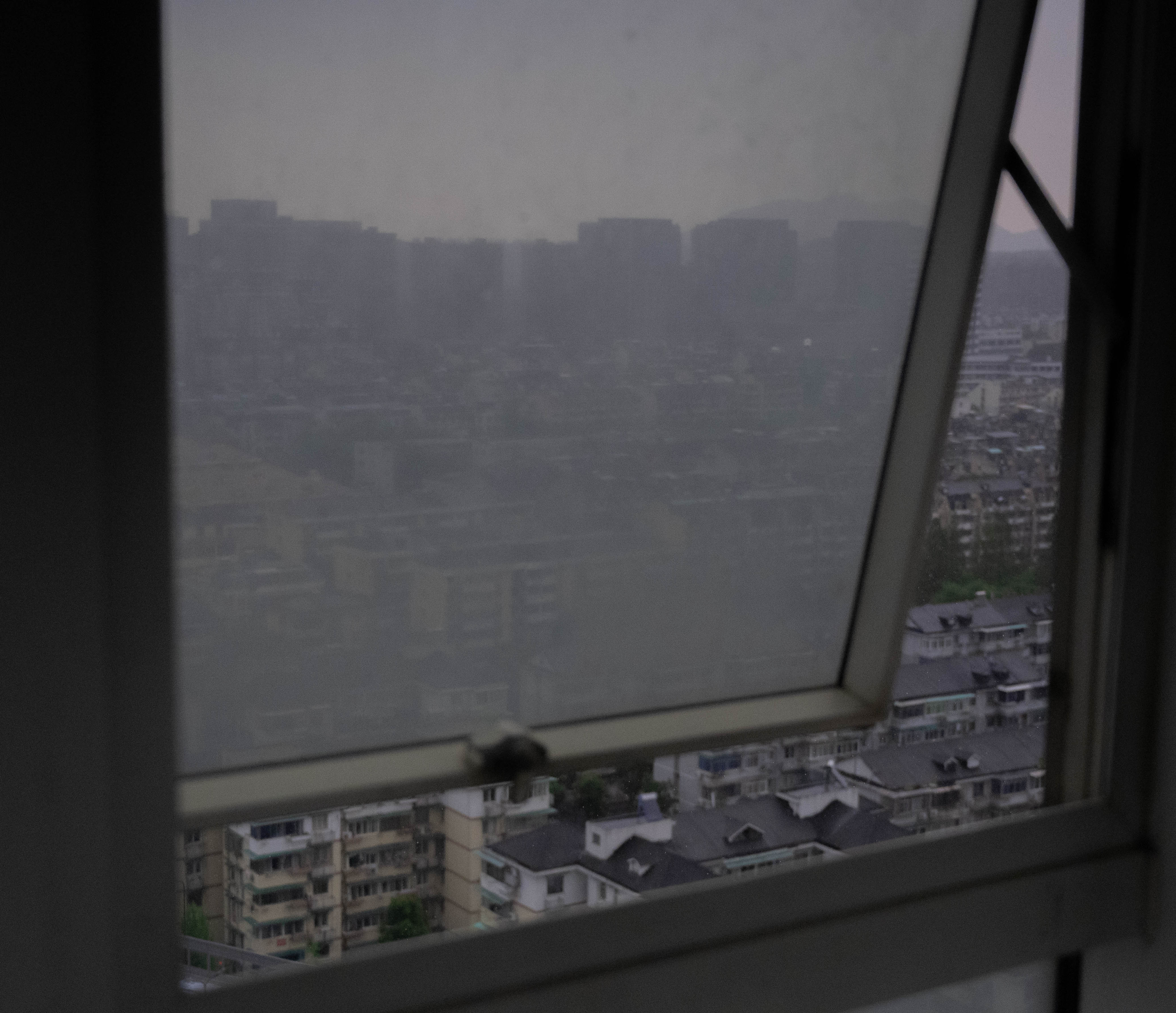 雨雾中的杭州城市与窗框