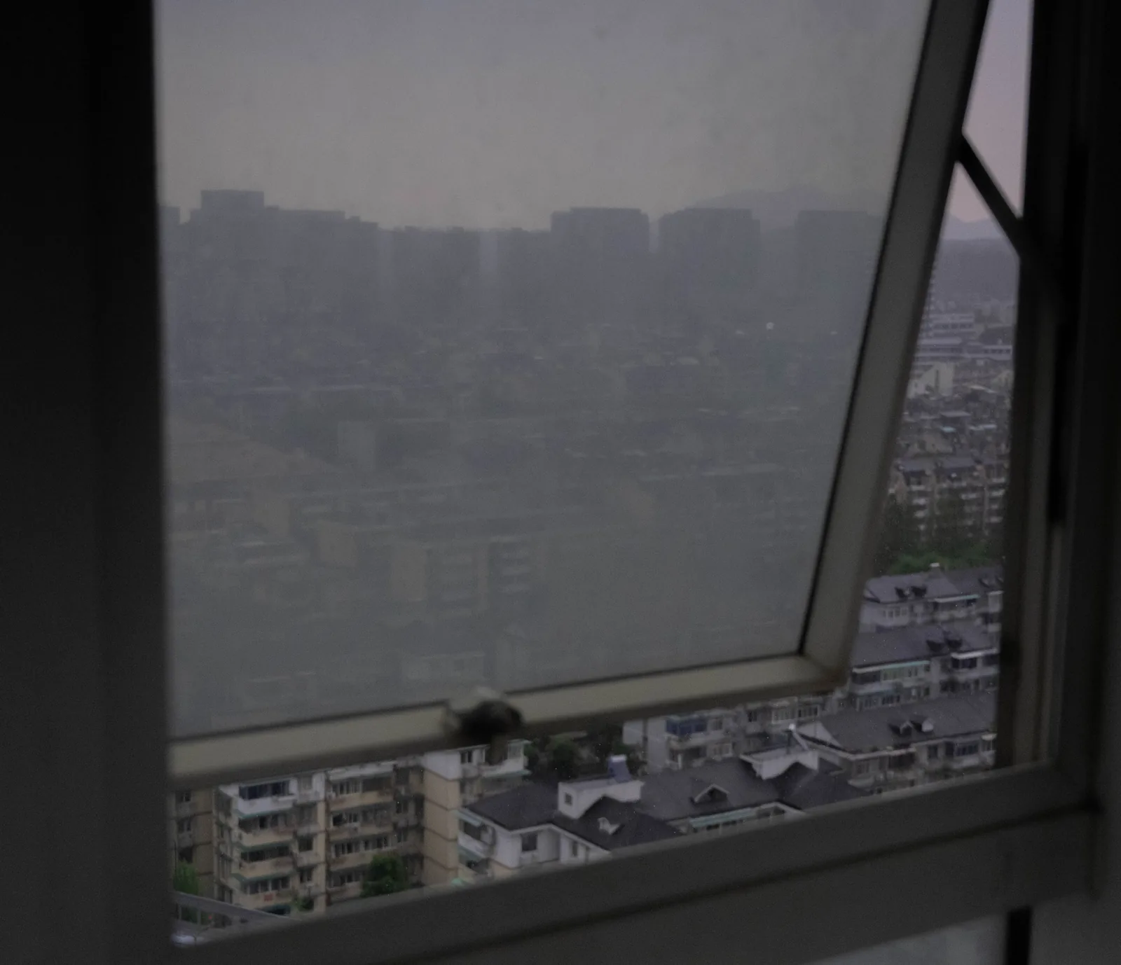 雨雾中的杭州城市与窗框